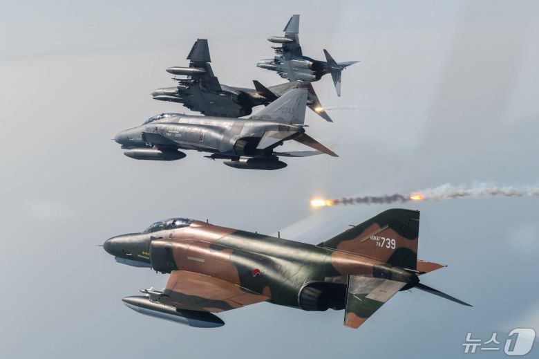 공군은 12일 '필승편대' F-4E 팬텀 4대가 49년 만의 국토순례 비행을 성공적으로 실시했다고 밝혔다. 사진은 국토순례 비행중 선회기동을 실시하고 있는 필승편대. (공군 제공) 2024.5.12/뉴스1