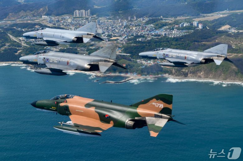 공군은 12일 '필승편대' F-4E 팬텀 4대가 49년 만의 국토순례 비행을 성공적으로 실시했다고 밝혔다. 사진은 지난 9일 팬텀 필승편대가 국토순례 비행 중 동해안 상공을 지나는 모습. (공군 제공) 2024.5.12/뉴스1