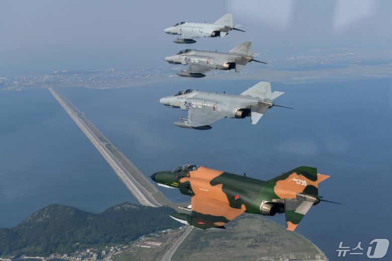 공군은 12일 '필승편대' F-4E 팬텀 4대가 49년 만의 국토순례 비행을 성공적으로 실시했다고 밝혔다. 사진은 지난 9일 팬텀 필승편대가 한반도 상공에서 국토순례 비행 중 새만금 상공을 지나는 모습. (공군 제공) 2024.5.12/뉴스1