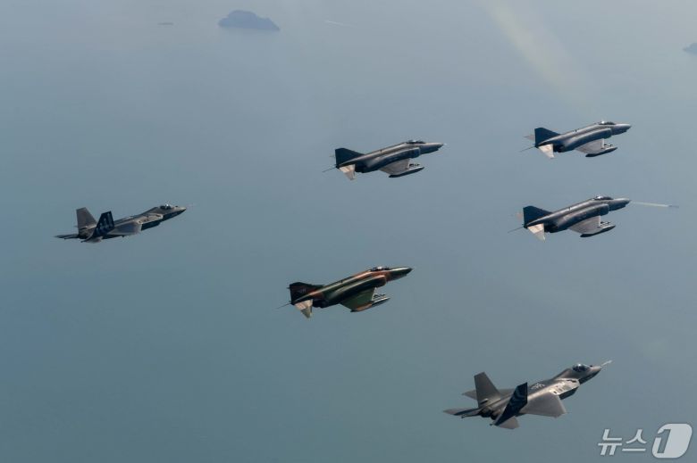 공군은 12일 '필승편대' F-4E 팬텀 4대가 49년 만의 국토순례 비행을 성공적으로 실시했다고 밝혔다. 사진은 팬텀과 KF-21이 편대 비행을 하고 있는 모습. KF-21은 F-4와 F-5를 대체하기 위해 국내개발된 전투기로, 2026년부터 공군에 배치될 예정이다. (공군 제공) 2024.5.12/뉴스1