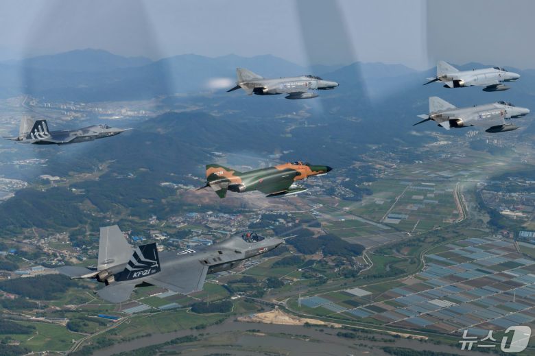 공군은 12일 '필승편대' F-4E 팬텀 4대가 49년 만의 국토순례 비행을 성공적으로 실시했다고 밝혔다. 사진은 지난 9일 팬텀 필승편대가 국토순례 비행 중 경남 사천시 상공을 지나는 모습. (공군 제공) 2024.5.12/뉴스1