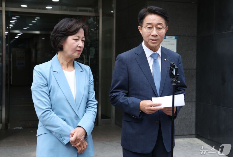 추미애·조정식 더불어민주당 소속 국회의장 후보가 12일 서울 여의도의 한 식당에서 국회의장 후보 단일화 논의를 위한 회동을 마치고 취재진의 질문에 답하고 있다. (공동취재) 2024.5.12/뉴스1 ⓒ News1 임세영 기자