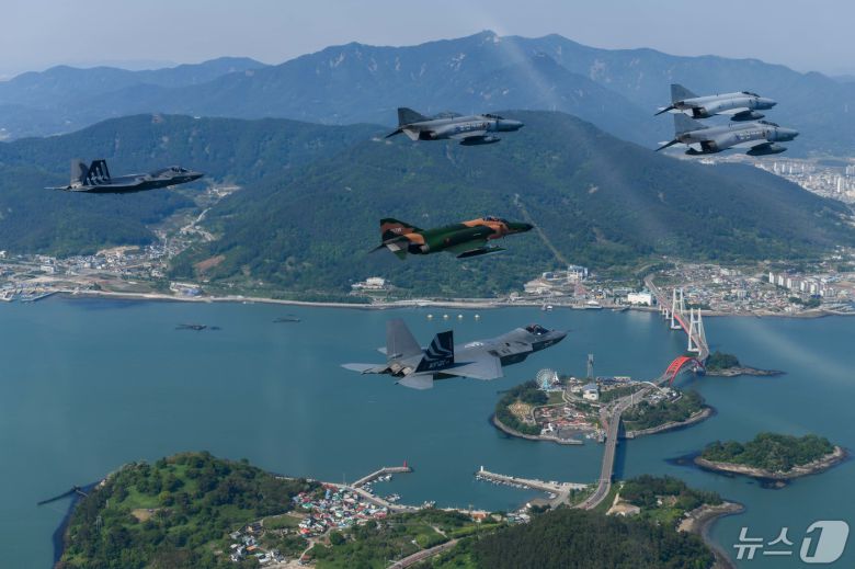 공군은 12일 '필승편대' F-4E 팬텀 4대가 49년 만의 국토순례 비행을 성공적으로 실시했다고 밝혔다. 사진은 지난 9일 팬텀 필승편대가 한반도 상공에서 국토순례 비행 중 삼천포 대교 위를 지나는 모습. (공군 제공) 2024.5.12/뉴스1