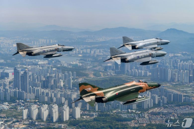 공군은 12일 '필승편대' F-4E 팬텀 4대가 49년 만의 국토순례 비행을 성공적으로 실시했다고 밝혔다. 사진은 지난 9일 팬텀 필승편대가 국토순례 비행 중 경기 수원시 상공을 지나는 모습. (공군 제공) 2024.5.12/뉴스1