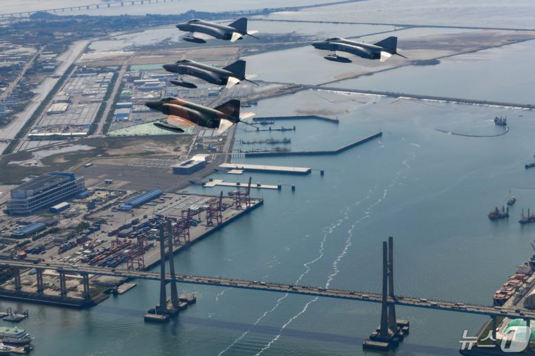 공군은 12일 '필승편대' F-4E 팬텀 4대가 49년 만의 국토순례 비행을 성공적으로 실시했다고 밝혔다. 사진은 지난 9일 팬텀 필승편대가 국토순례 비행 중 서해대교 상공을 지나는 모습. (공군 제공) 2024.5.12/뉴스1