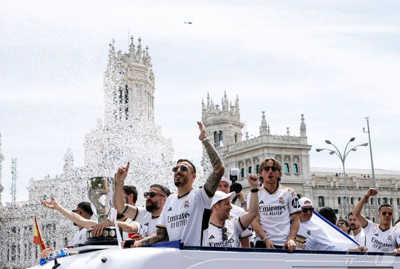 오픈 버스를 타고 우승 세리머니를 한 레알 마드리드 선수들. ⓒ AFP=뉴스1