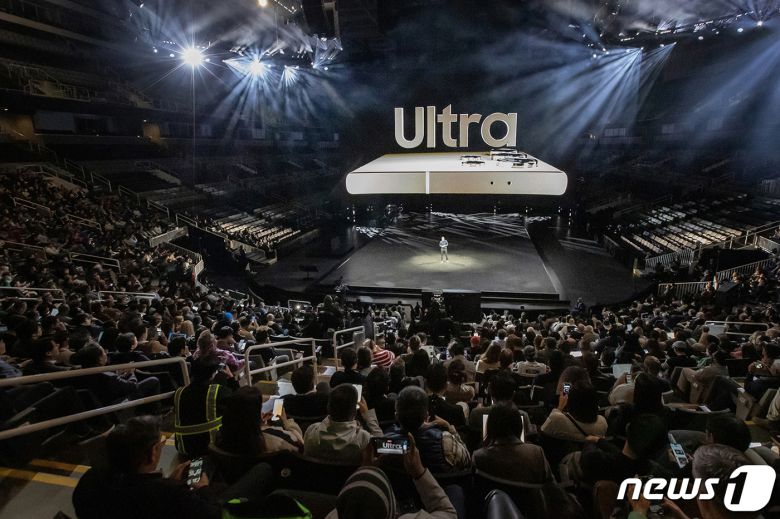 17일(현지시간) 미국 새너제이에 위치한 SAP센터에서 개최된 '갤럭시 언팩 2024'에서 '갤럭시 S24 울트라' 제품이 소개되고 있다. (삼성전자 제공) 2024.1.18/뉴스1