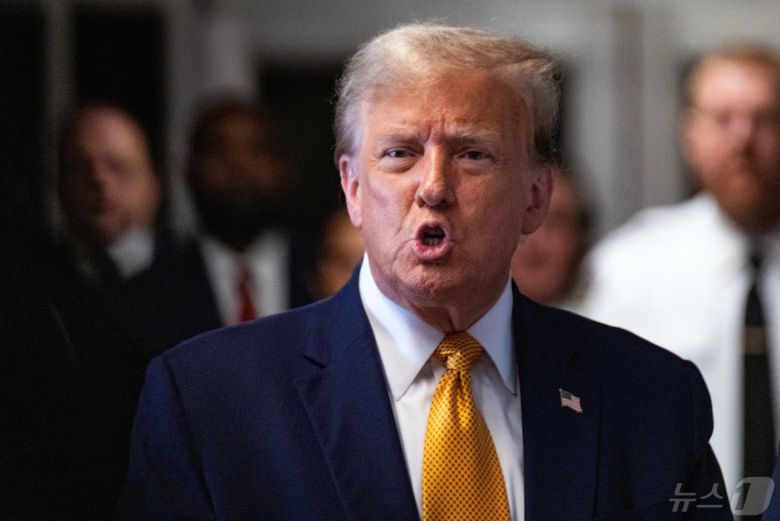 도널드 트럼프 전 대통령이 14일(현지시간) 뉴욕주 맨해튼지방법원에서 열린 '성추문 입막음' 형사재판에 5주째 출석한 가운데 법정에 들어서기 전 취재진과 만나 이날 바이든 정부가 발표한 중국산 전기차 관세 인상 조치를 다른 품목으로 확대 시행할 것을 요구하고 있다. 2024.05.14. ⓒ 로이터=뉴스1 ⓒ News1 김성식 기자