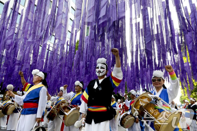 오월가족들과 민족민주열사가족들, 제주4.3, 여순, 부마 가족들, 세월호 유가족, 이태원 참사 유가족 등 시민사회단체 활동가들이 5·18 민주화운동기념일을 하루 앞둔 17일 광주공원일대에서 출발해 금남로까지 5·18 민중항쟁 민주평화 대행진을 하고 있다. (공동취재) 2024.5.17/뉴스1 ⓒ News1 안은나 기자