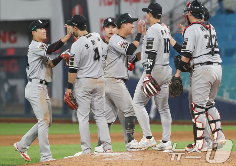 21일 오후 대구 삼성라이온즈파크에서 열린 프로야구 '2024 신한 SOL 뱅크 KBO리그' KT 위즈와 삼성 라이온즈의 경기, 연장 11회 접전 끝에 8대 5 승리를 거둔 KT 선수들이 기뻐하고 있다. 2024.5.21/뉴스1 ⓒ News1 공정식 기자