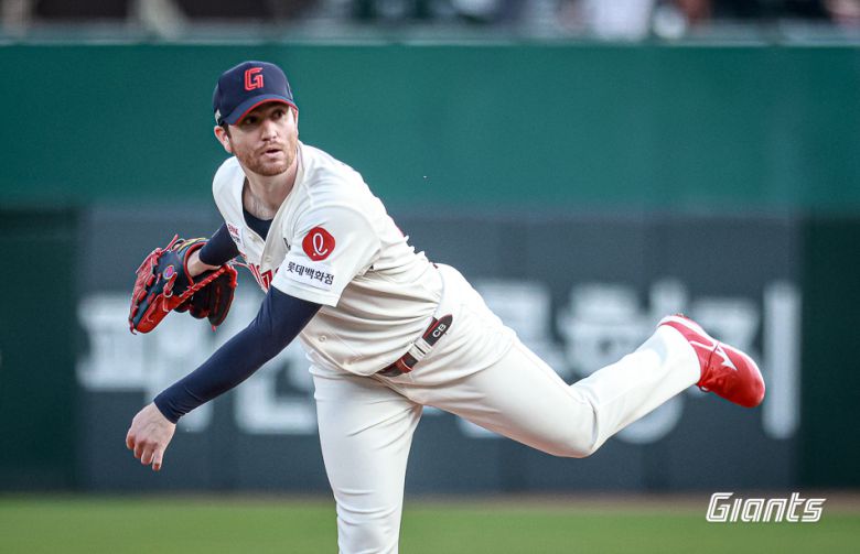 롯데 자이언츠 외국인 투수 찰리 반즈가 21일 열린 KBO리그 사직 KIA 타이거즈전에서 7⅔이닝 7탈삼진 1실점으로 호투를 펼쳤다. (롯데 자이언츠 제공)