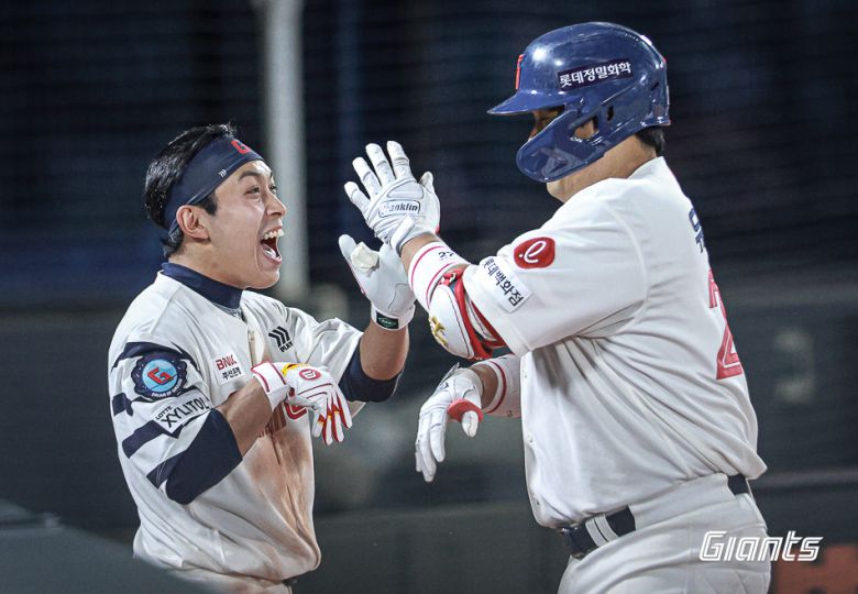 롯데 자이언츠가 21일 열린 KBO리그 사직 KIA 타이거즈전에서 6-1 역전승을 거뒀다. 유강남(오른쪽)이 8회말 쐐기 2점 홈런을 터뜨린 뒤 황성빈의 축하를 받고 있다. (롯데 자이언츠 제공)