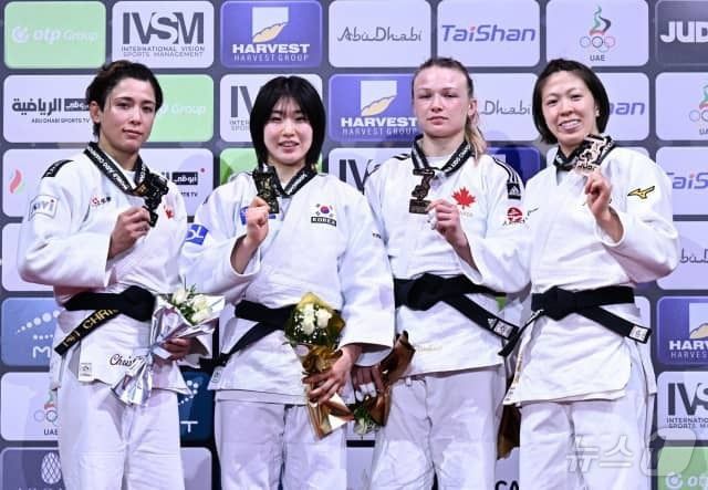 유도 국가대표 허미미가 21일(한국시간.왼쪽 두번째) 아랍에미리트(UAE) 아부다비 무바달라 아레나에서 열린 2024 국제유도연맹(IJF) 세계선수권대회 여자 57㎏급 결승에서 캐나다의 크리스타 데구치를 연장 혈투 끝에 반칙승으로 꺾은 뒤 금메달을 획득했다. 한국 여자 유도선수가 세계선수권대회에서 우승한 건 1995년 여자 61㎏급 정성숙, 여자 66㎏급 조민선 이후 29년 만이다. (국제유도연맹 제공) 2024.5.22/뉴스1