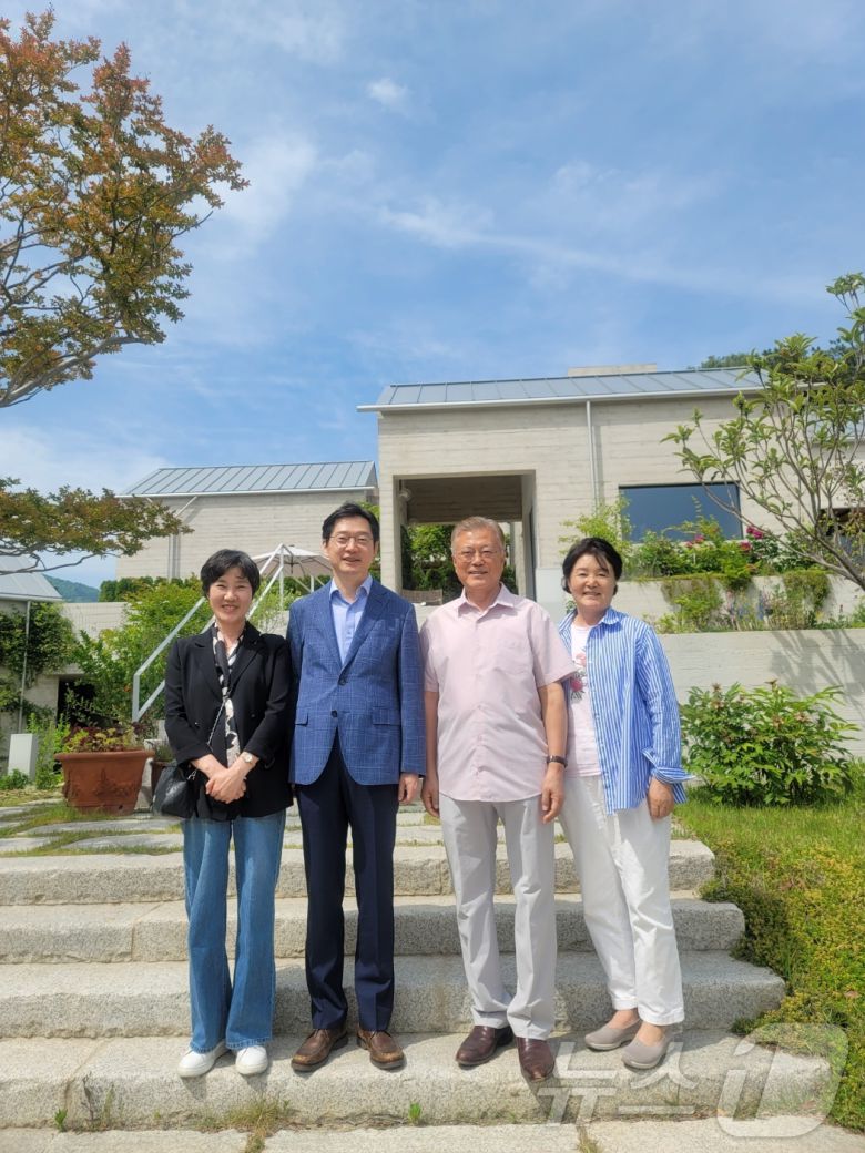 김경수 전 경남도지사가 22일 문재인 전 대통령을 예방했다