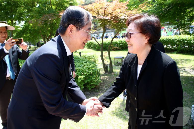 한덕수 국무총리와 한명숙 전 국무총리가 23일 경남 김해시 진영읍 봉하마을에서 열린 고 노무현 전 대통령 서거 15주기 추도식에 참석해 인사 나누고 있다.(공동취재)2024.5.23/뉴스1 ⓒ News1 구윤성 기자