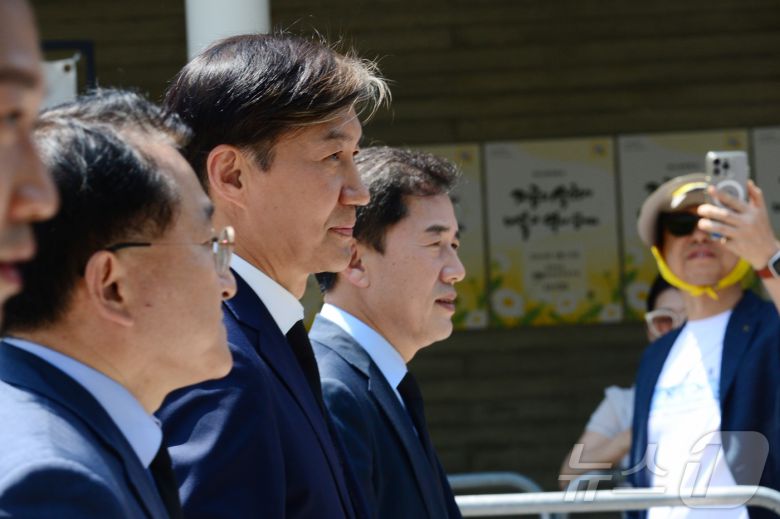 조국 조국혁신당 대표가 23일 오후 경남 김해시 봉하마을에서 열린 고 노무현 전 대통령 서거 15주기 추도식에 참석하고 있다. (공동취재)2024.5.23/뉴스1 ⓒ News1 구윤성 기자