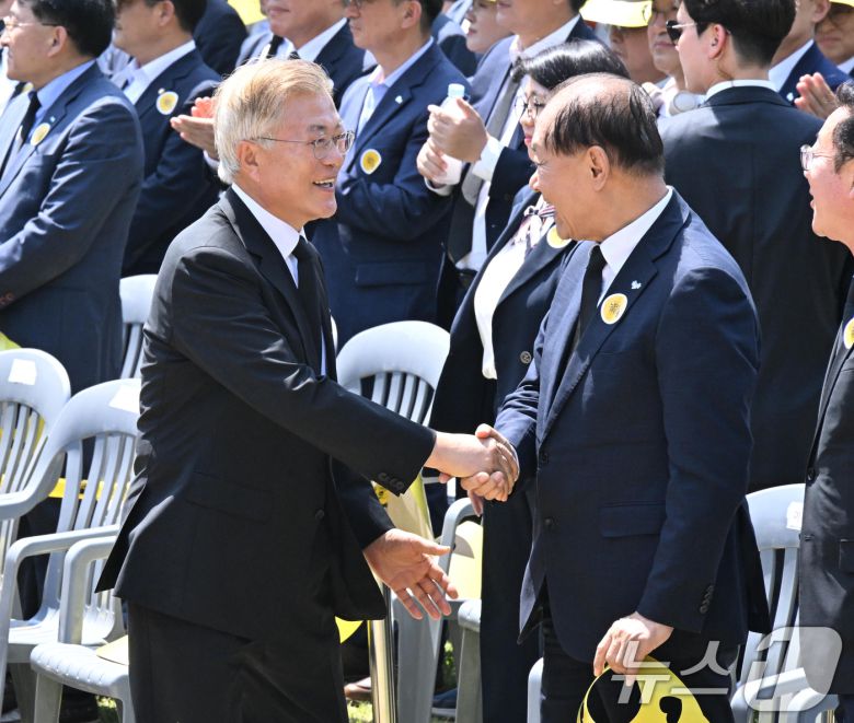 문재인 전 대통령과 황우여 국민의힘 비상대책위원장이 23일 오후 경남 김해시 봉하마을에서 열린 고 노무현 전 대통령 서거 15주기 추도식에서 악수를 나누고 있다. (공동취재) 2023.5.23/뉴스1 ⓒ News1 구윤성 기자