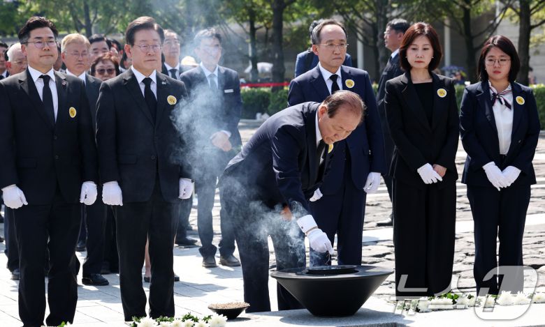 황우여 국민의힘 비상대책위원장이 23일 오후 경남 김해 봉하마을에서 열린 고(故) 노무현 전 대통령 15주기 추도식에서 노 전 대통령의 묘역을 참배하고 있다. 왼쪽부터 이석현 새로운미래 비상대책위원장, 윤희숙 진보당 상임대표, 김준우 정의당 대표, 더불어민주당 박찬대 원내대표, 이재명 대표, 국민의힘 황우여 비대위원장, 추경호 원내대표. 허은아 개혁신당 대표, 기본소득당 원내대표. 2024.5.23/뉴스1 ⓒ News1 구윤성 기자