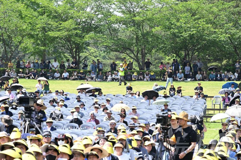 시민들이 23일 오후 경남 김해시 봉하마을에서 열린 '고 노무현 전 대통령 서거 15주기 추도식'을 지켜보고 있다. (공동취재) 2024.5.23/뉴스1 ⓒ News1 구윤성 기자