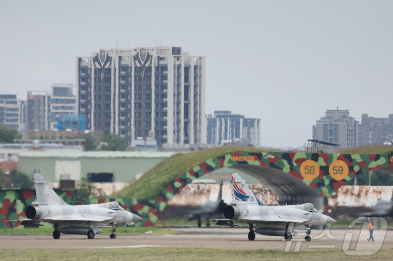 23일(현지시간) 중국군이 대만 포위 훈련에 나서자 대만군이 신주 공군기지에서 미라주 2000-5 전투기를 출격하고 있다. 2024.05.23/ ⓒ 로이터=뉴스1 ⓒ News1 박재하 기자