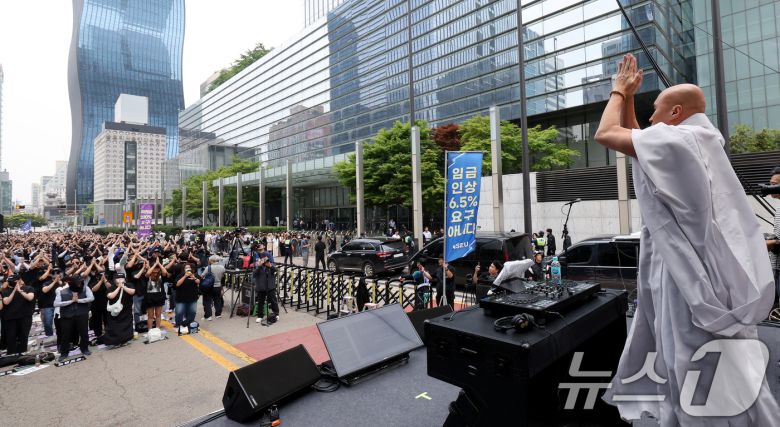 24일 오후 서울 서초구 삼성전자 서초사옥 앞에서 열린 전국삼성전자노조 문화행사에서 뉴진스님으로 활동하는 개그맨 윤성호가 EDM 공연을 펼치고 있다. 2024.5.24/뉴스1 ⓒ News1 장수영 기자