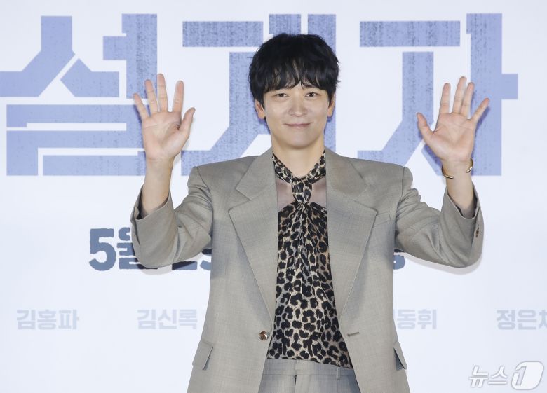 배우 강동원이 29일 서울 용산구 CGV 용산아이파크몰에서 열린 영화 '설계자‘(감독 이요섭) 제작보고회에서 포즈를 취하고 있다. '설계자'는 의뢰받은 청부 살인을 완벽한 사고사로 조작하는 설계자 ‘영일’이 예기치 못한 사건에 휘말리며 벌어지는 이야기를 그린 영화다. 2024.4.29/뉴스1 ⓒ News1 권현진 기자