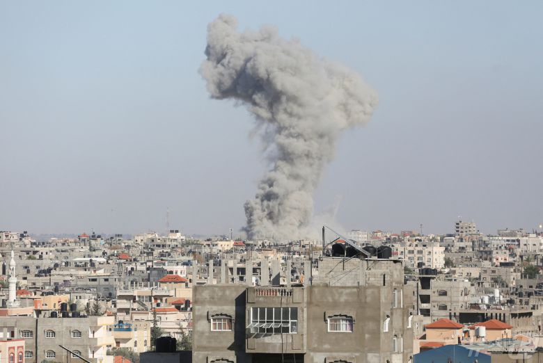 6일(현지시간) 이스라엘 가자지구 상공에 공습으로 인한 연기가 자욱하게 솟구치고 있다. ⓒ 로이터=뉴스1 ⓒ News1 박형기 기자