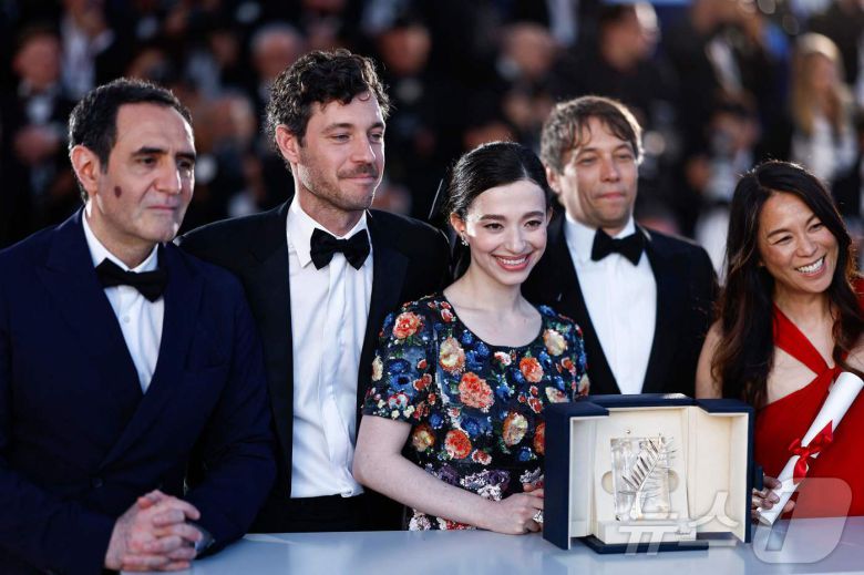 '아노라'의 주역들과 션 베이커 감독 ⓒ AFP=뉴스1