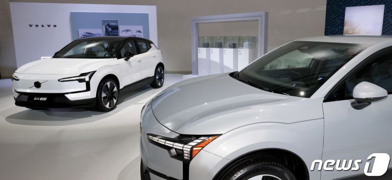 지난해 11월28일 오전 서울 중구 동대문디자인플라자에서 볼보자동차코리아의 순수 전기 SUV 'EX30'가 공개되고 있다. 볼보 EX30은 후륜 기반 전기차로 1회 충전 시 최대 475km(WLTP 기준)까지 주행 가능하다. 2023.11.28/뉴스1 ⓒ News1 장수영 기자