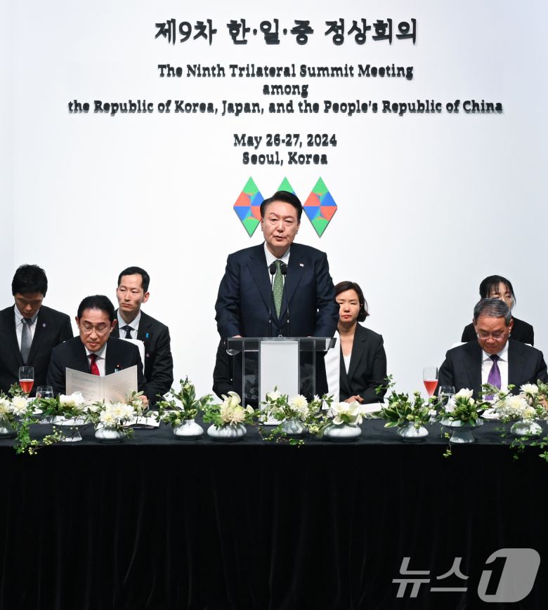 윤석열 대통령과 기시다 후미오 일본 총리, 리창 중국 총리가 26일 서울 종로구 국립현대미술관에서 열린 제9차 한일중 정상회의 환영 만찬에서 만찬사를 하고 있다. (대통령실 제공) 2024.5.26/뉴스1 ⓒ News1 오대일 기자