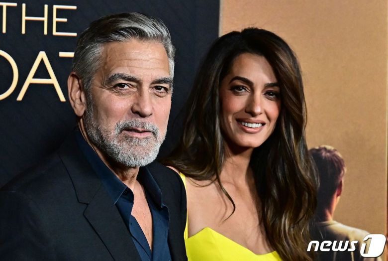 미국의 유명 배우겸 감독 조지 클루니(62)가 레바논계 영국인 변호사인 아내 아말 클루니(45)와 함께 11일(현지시간) 캘리포니아주 베벌리힐스의 새뮤얼 골드윈 극장에서 열린 영화 '더 보이즈 인 더 보트'(The Boys in the boat) 시사회에 참석했다. 2023.12.11. ⓒ AFP=뉴스1 ⓒ News1 김성식 기자