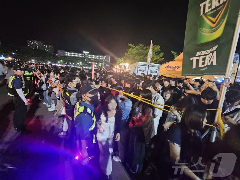 27일 오후 광주 조선대학교 축제장에 4만5000여명의 인파가 몰리면서 한순간 통행이 불가능해지자 경찰이 통제선을 뚫고 사람들을 내보내고 있다. 2024.5.27./뉴스1 ⓒ News1 서충섭 기자