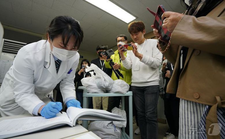 지난해 6월 '1기 수산물안전 국민소통단'이 국립수산물품질관리원을 방문해 수산물 방사능 분석 현장을 점검하고 있다.(해양수산부 제공)