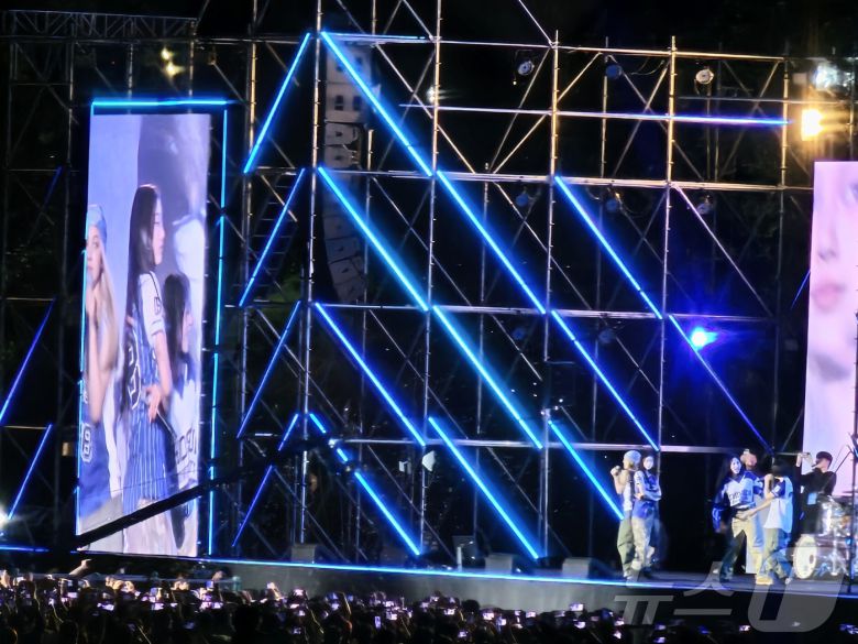 27일 오후 9시30분쯤 조선대학교 축제 무대에 등장한 뉴진스가 공연을 하고 있다.이날 축제장에는 4만5000여명의 인파가 몰렸다. 2024.5.27./뉴스1 ⓒ News1 서충섭 기자