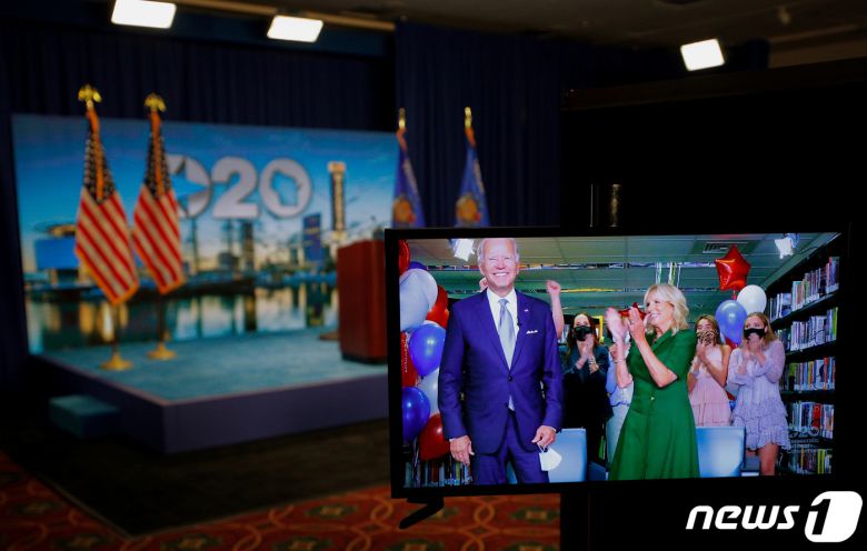 2020년 당시 조 바이든 전 미국 부통령이 8월 18일(현지시간) 위스콘신주 밀워키에서 화상으로 진행된 민주당 전당대회에서 민주당 대선 후보로 공식 지명된 뒤 부인 질 바이든 여사, 손자들의 축하를 받고 있다. ⓒ 로이터=뉴스1 ⓒ News1 우동명 기자