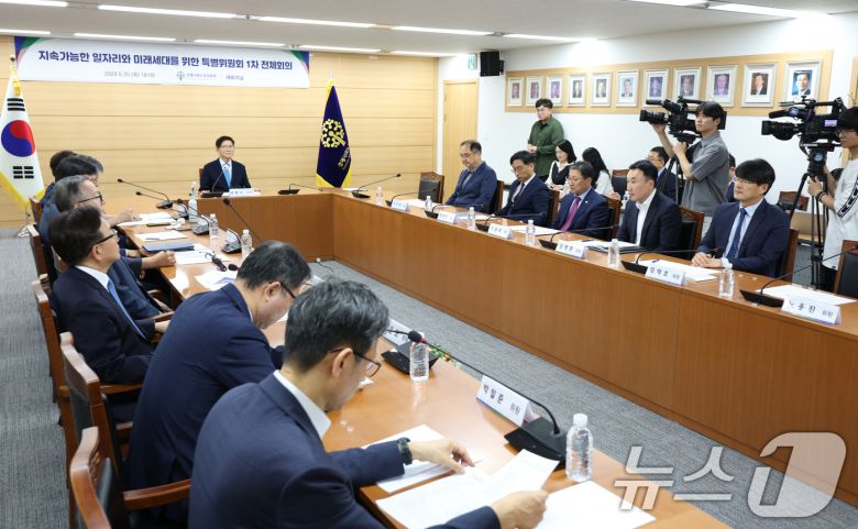 김문수 경제사회노동위원회 위원장이 30일 서울 종로구 경사노위에서 열린 '지속가능한 일자리와 미래세대를 위한 특별위원회' 첫 회의에서 인사말을 하고 있다. 특위는 노동시장 이중구조 문제를 비롯해 산업 전환 등을 다룰 예정이다. 2024.5.30/뉴스1 ⓒ News1 신웅수 기자