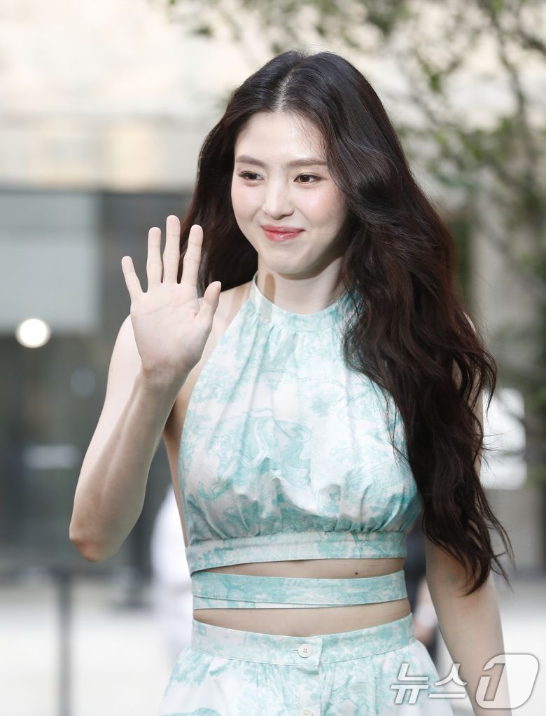 배우 한소희가 29일 서울 성동구 디올에서 열린 포토행사에서 사랑스러운 인사를 하고 있다. ⓒ News1 권현진 기자