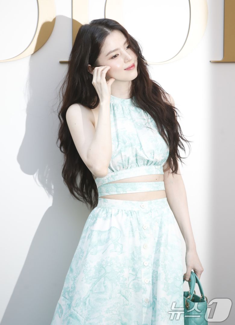 배우 한소희가 29일 서울 성동구 디올에서 열린 포토행사에서 볼 하트로 팬심을 녹이고 있다. ⓒ News1 권현진 기자