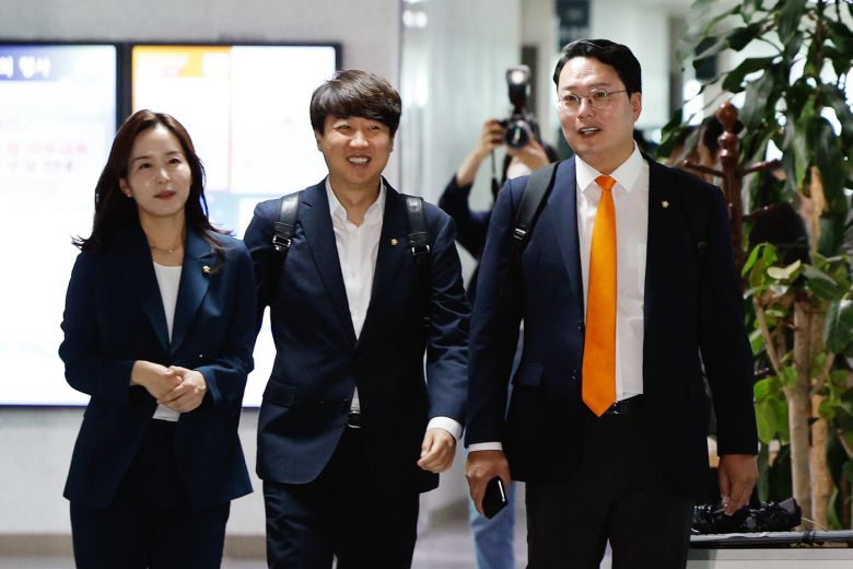 이주영(왼쪽부터), 이준석, 천하람 개혁신당 의원이 22대 국회 개원 첫날인 30일 서울 여의도 국회의원회관에서 의원실로 향하고 있다. 2024.5.30/뉴스1 ⓒ News1 안은나 기자