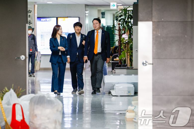 이주영(왼쪽부터), 이준석, 천하람 개혁신당 의원이 22대 국회 개원 첫날인 30일 서울 여의도 국회의원회관으로 출근하고 있다. 2024.5.30/뉴스1 ⓒ News1 안은나 기자