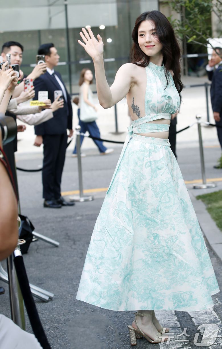 배우 한소희가 29일 서울 성동구 디올에서 열린 포토행사에서 팬에게 인사를 하고 있다. ⓒ News1 권현진 기자