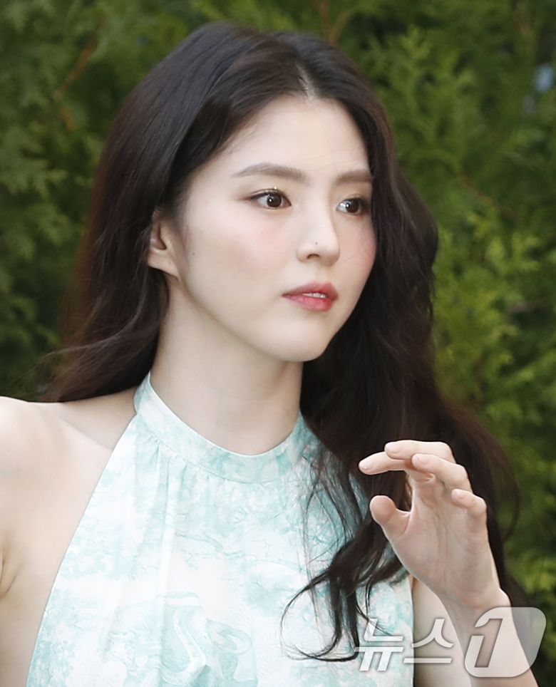 배우 한소희가 29일 서울 성동구 디올에서 열린 포토행사에서 고혹적인 자태를 뽐내고 있다. ⓒ News1 권현진 기자