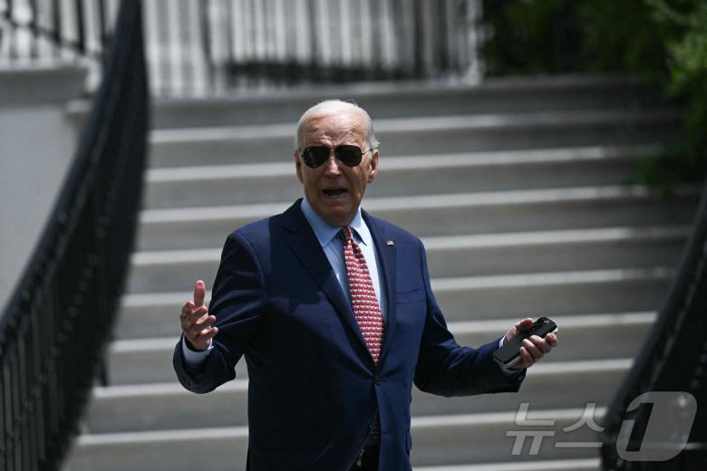 조 바이든 미국 대통령이 29일(현지시간) 펜실베이니아주 필라델피아의 선거 행사에 참석하기 위해 워싱턴 백악관을 나서면서 취재진을 만나고 있다. 2024.05.30 ⓒ AFP=뉴스1 ⓒ News1 우동명 기자
