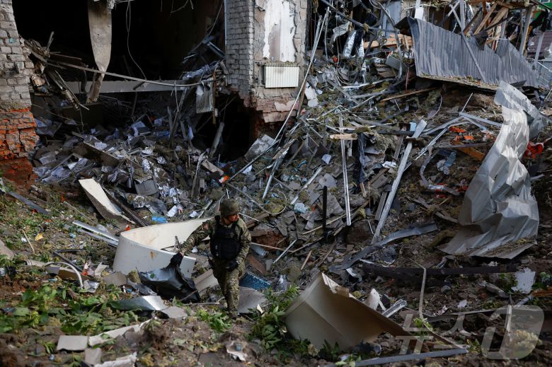 25일(현지시간) 우크라이나 하르키우에서 러시아 군의 공습을 받은 오피스 빌딩의 폐허로 변한 모습이 보인다. 2024..5.27 ⓒ 로이터=뉴스1 ⓒ News1 우동명 기자