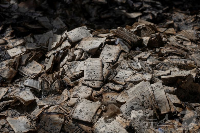 26일(현지시간) 우크라이나 하르키우에서 러시아 군의 미사일 포격을 받은 출판업자의 인쇄소에 불에 탄 책들이 보인다. 2024.05.29 ⓒ 로이터=뉴스1 ⓒ News1 우동명 기자