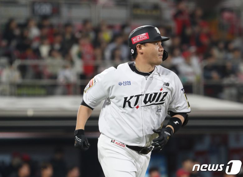 KT위즈 장성우가 31일 KIA 타이거즈 양현종을 상대로 6회 솔로포를 날렸다./뉴스1 ⓒ News1 김영운 기자