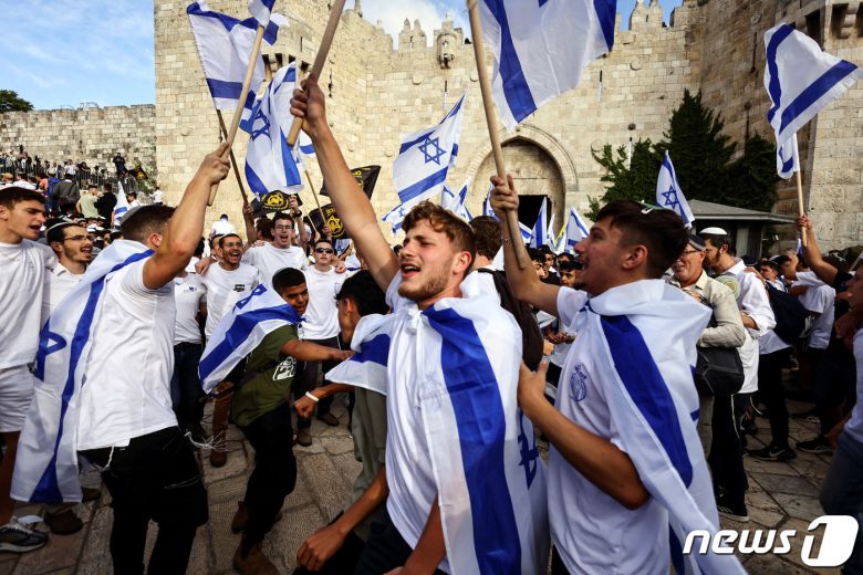 동예루살렘 점령을 기념하는 이스라엘 '깃발 행진'이 18일(현지시간) 열렸다. 이날 수만명의 이스라엘 국우파들이 모여 이스라엘 국기를 흔들며 통곡의 벽까지 행진했다. ⓒ 로이터=뉴스1 ⓒ News1 박재하 기자