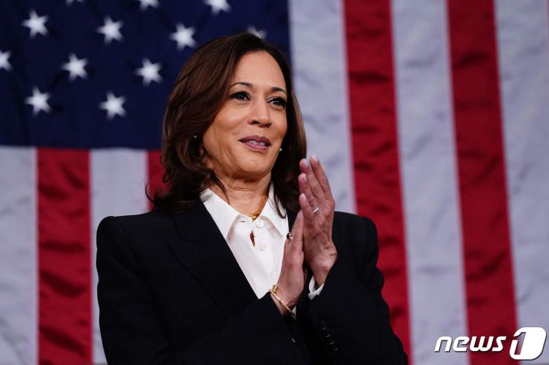 7일(현지시간) 카말라 해리스 미국 부통령이 7일(현지시간) 조 바이든 미국 대통령의 국정 연설이 진행되는 미국 워싱턴DC의 국회의사당에 참석해 박수를 치고 있다. 2024.03.07 ⓒ AFP=뉴스1 ⓒ News1 정지윤 기자