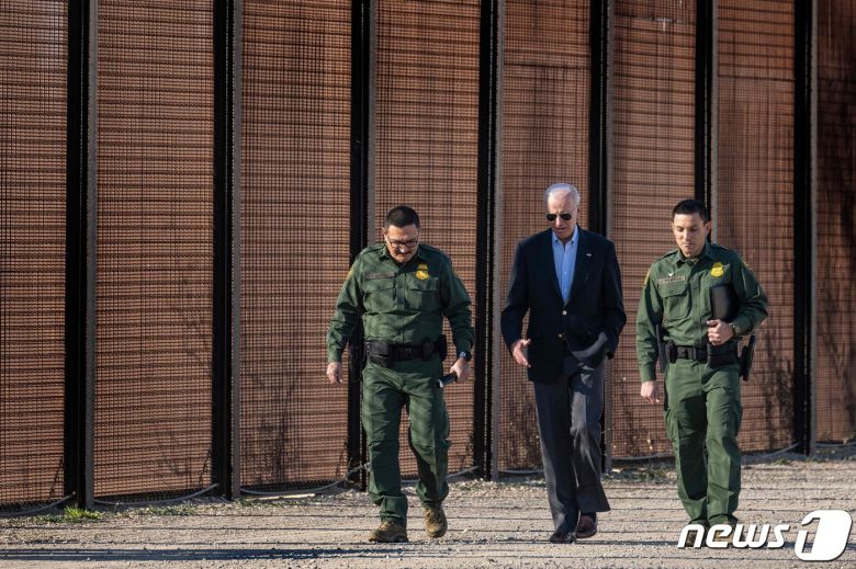 조 바이든 미국 대통령이 8일(현지시간) 미국 텍사스주 엘파소의 미국-멕시코 국경을 방문해 미 관세국경보호청 직원들과 대화하고 있다. 2023.1.8. ⓒ AFP=뉴스1 ⓒ News1 김성식 기자