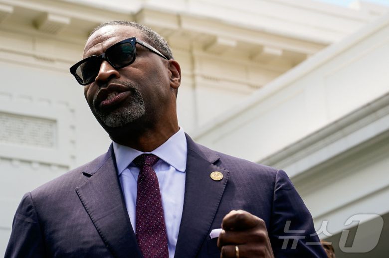 16일(현지시간) 데릭 존슨 전미유색인지위향상협회(NAACP) 대표가 백악관에서 발언하고 있는 모습. 2024.05.16. ⓒ 로이터=뉴스1 ⓒ News1 정윤영 기자